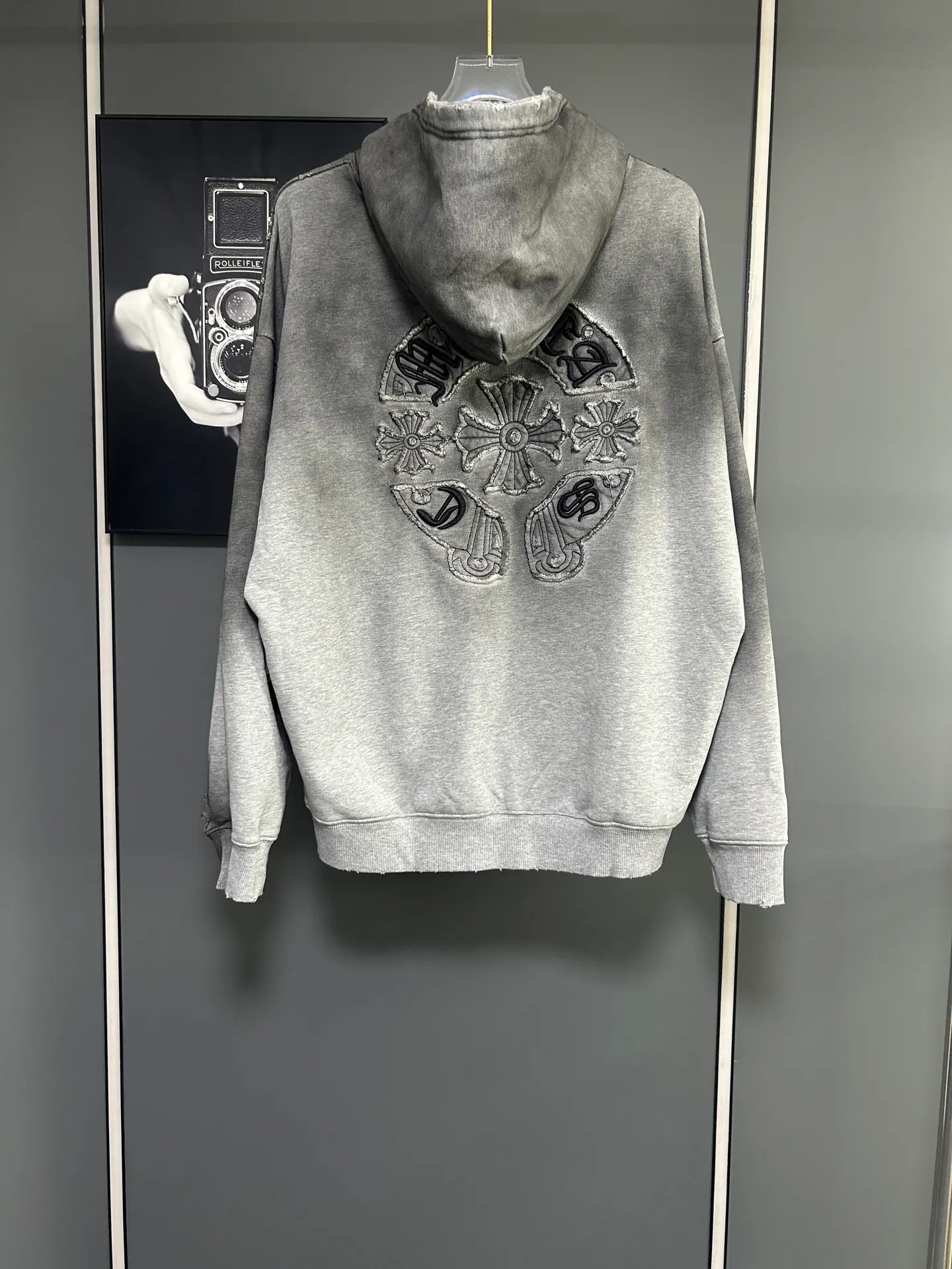 P310 𝗖𝗵𝗿𝗼𝗺𝗲 𝗛𝗲𝗮𝗿𝘁𝘀/Cro Heart 2025 Cross Patch Embroidery Summer New Original Single Counter American Acid Washed Distressed Laser Burnt Patch Embroidery Couple Casual Hooded Sweatshirt 👑The highest version! Customized fabric 440g tripe terry fabric! American acid-washed and distressed original fabric laser burnt ✟appliqué embroidery and exquisite embroidery of letters! The best-selling model at the counter. It is very comfortable to wear. It is low-key yet luxurious. It is very classy when worn. The large size and tailoring are needless to say. The upper body is exquisite and vivid. 👍High-end first-class materials. A truly palace-level product. The cotton from Turkey is of outstanding quality. After heavy washing, the clothes are very soft! Not picky, the upper body is absolutely stylish and extremely luxurious. Auxiliary materials: The original model has been authenticated and labeled ➕100% silk washed with water label. Genuine purchase-grade original hangtag➕matching hanging rope➕3D hanging beads➕original packaging bag. Craftsmanship: The original version has consistent wiring! The highest version of the armhole matching technique! Countless times of pattern making to 100% restore the original appearance! The correct version is the same for men and women, super eye-catching, super good-looking, and super atmospheric! Color: black, white and gray Size, XS S M L